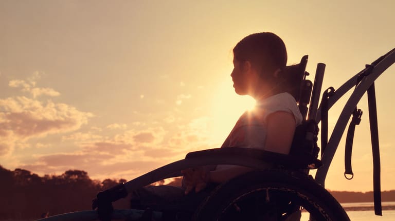 Zerebralparese: Viele Erkrankte leiden unter Bewegungsstörungen und sitzen daher im Rollstuhl. (Symbolbild)