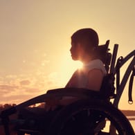 Zerebralparese: Viele Erkrankte leiden unter Bewegungsstörungen und sitzen daher im Rollstuhl. (Symbolbild)
