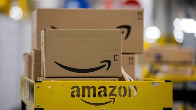 Google werde mit 100 Millionen Euro bestraft, Amazon mit 35 Millionen Euro, teilte die französische Datenschutzbehörde CNIL mit. Google werde mit 100 Millionen Euro bestraft, Amazon mit 35 Millionen Euro, teilte die französische Datenschutzbehörde CNIL mit.