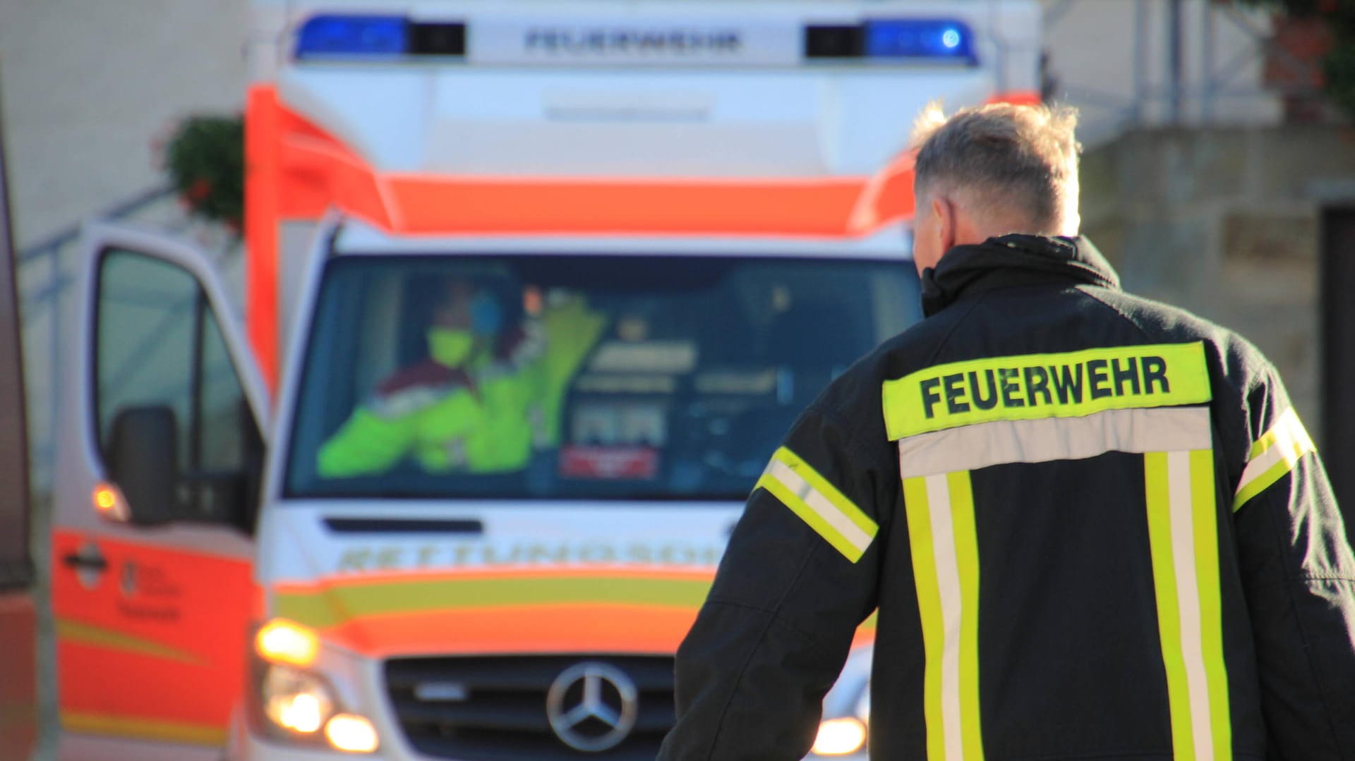 Rettungsdienst der Feuerwehr: Die Einsatzkräfte mussten den Fahrer aus dem Wagen befreien (Symbolbild).