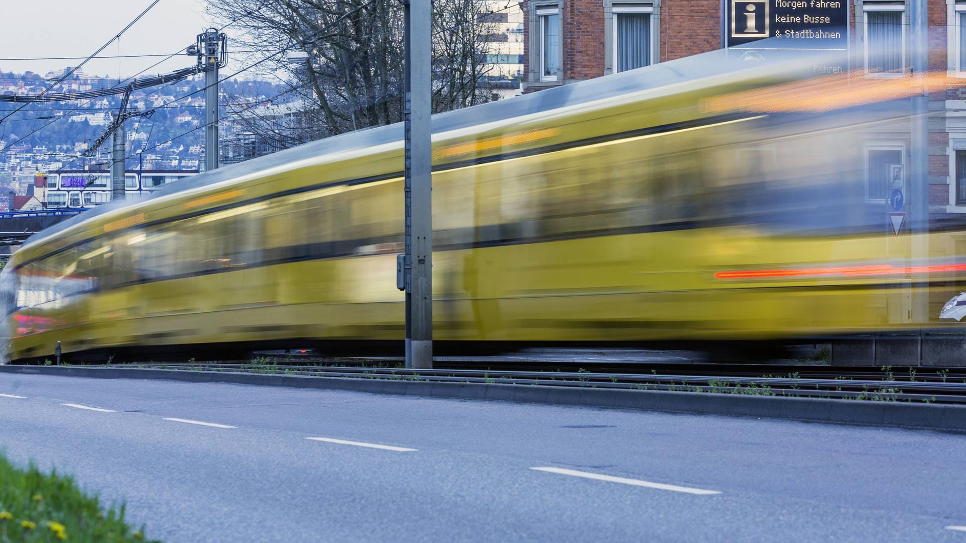Eine Stadtbahn fährt durch Stuttgart: In Bad Cannstatt hat es einen schweren Unfall zwischen einem Auto und einer Bahn gegeben. Eine Stadtbahn fährt durch Stuttgart: In Bad Cannstatt hat es einen schweren Unfall zwischen einem Auto und einer Bahn gegeben.