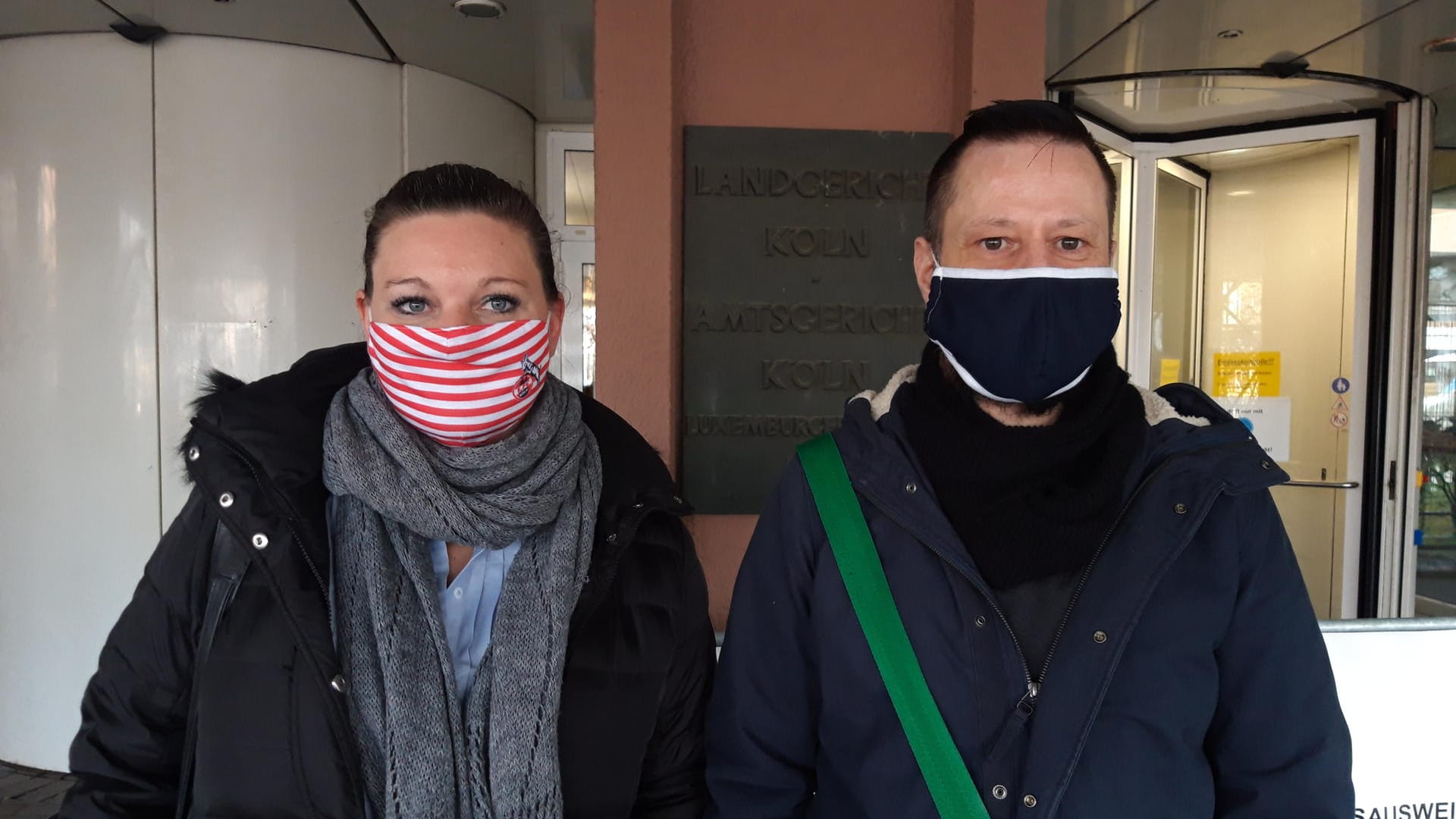 Erleichtert nach dem Freispruch: Die Kölner Strafverteidigerin Sabrina Buelli und ihr Mandant, dessen Lebensgefährte den Betrug begangen hatte. Im Prozess wurde geklärt, ob er etwas von den Machenschaften seines Partners gewusst hatte.