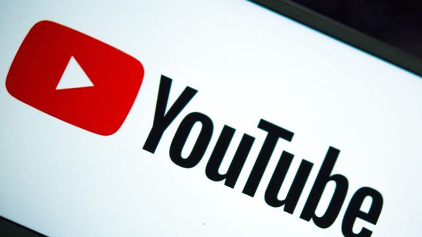 Das Logo des Video-Portals YouTube auf dem Display eines Smartphones.