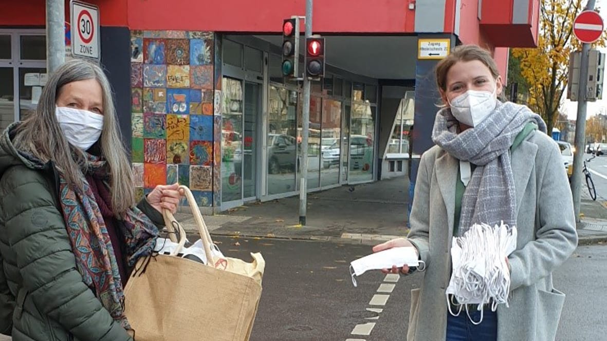 Maskenübergabe in Dortmund: "lokal willkommen"-Mitarbeiterin Angelika Eberle (li) gibt Svea Schleiken vom Gast-Haus e.V. die genähten Masken. Maskenübergabe in Dortmund: "lokal willkommen"-Mitarbeiterin Angelika Eberle (li) gibt Svea Schleiken vom Gast-Haus e.V. die genähten Masken.