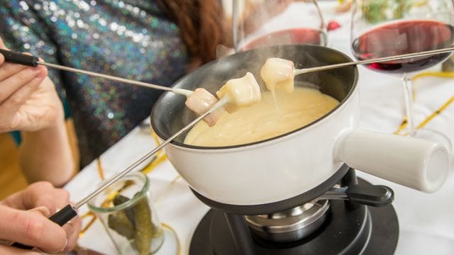 Ein Schuss Wein sorgt beim Käsefondue für die richtige Konsistenz.