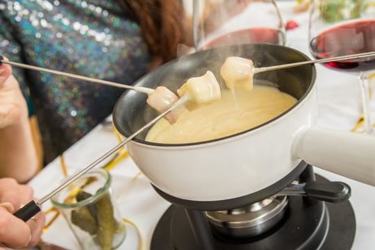 Ein Schuss Wein sorgt beim Käsefondue für die richtige Konsistenz.