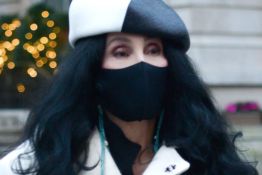 Cher: In den Straßen von London versteckt sich die Sängerin hinter ihrer Maske.