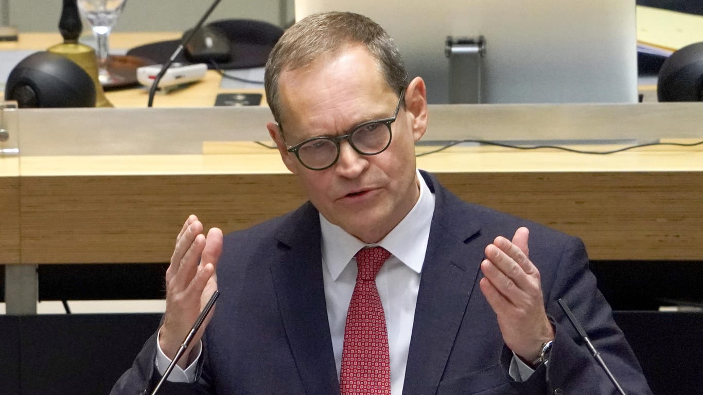 Michael Müller (SPD), Regierender Bürgermeister, spricht bei einer Plenarsitzung im Berliner Abgeordnetenhaus: Er hat einen harten Lockdown angekündigt.