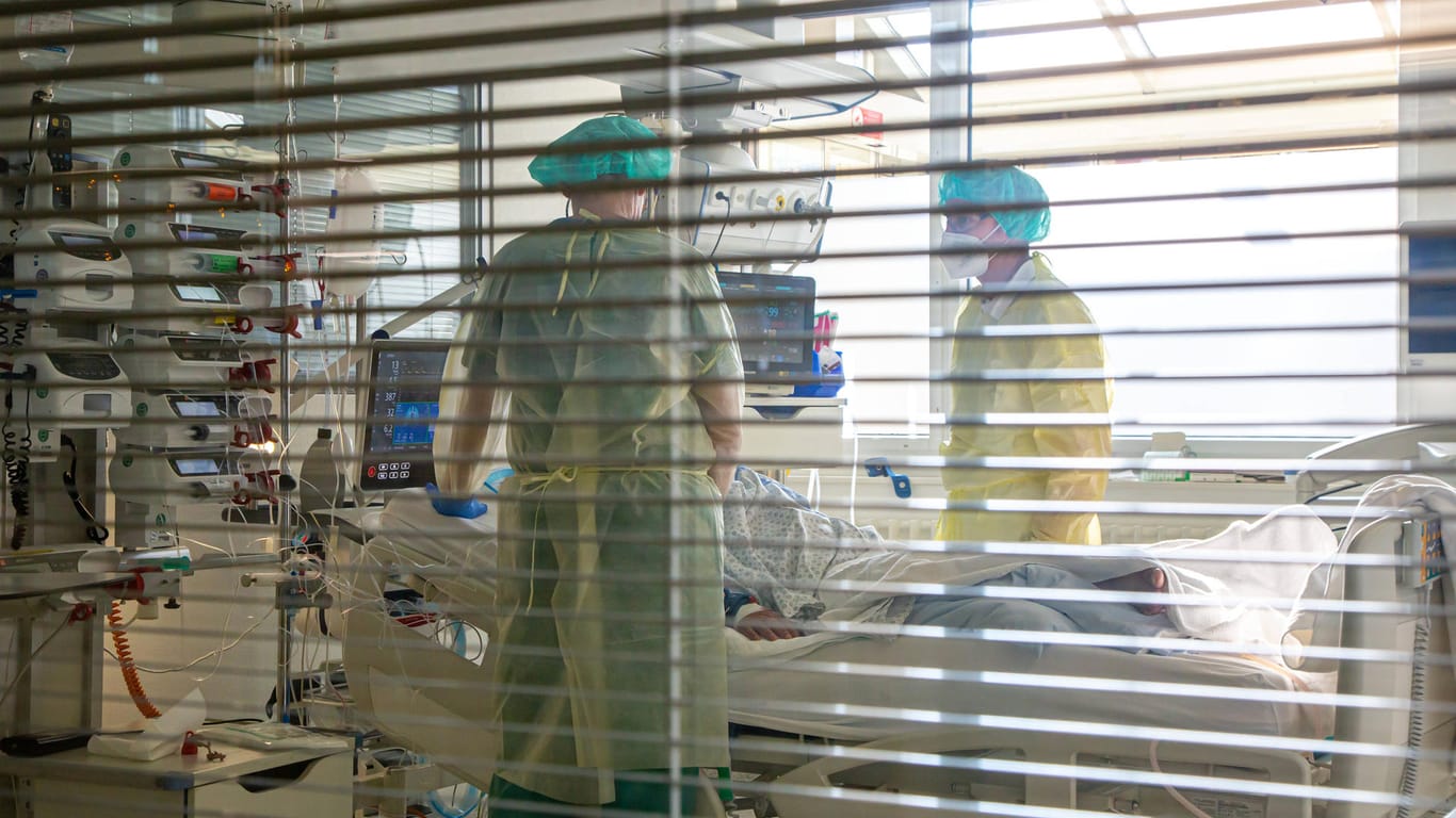 Blick auf eine Intensivstation (Symbolbild): In einem Hamburger Krankenhaus hat es einen Corona-Ausbruch gegeben.