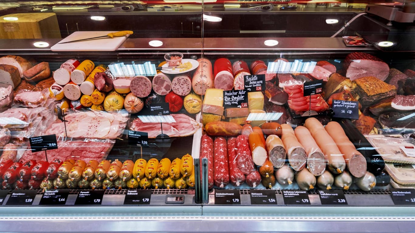 Wursttheke mit Wurstwaren (Symbolbild): In Mainz-Bingen sind Unbekannte in eine Metzgerei eingestiegen.