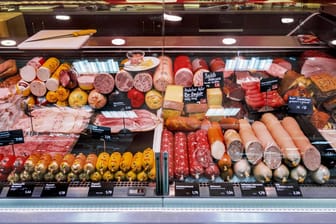 Wursttheke mit Wurstwaren (Symbolbild): In Mainz-Bingen sind Unbekannte in eine Metzgerei eingestiegen.