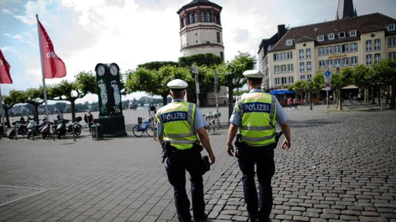 Polizisten gehen in der Altstadt in Düsseldorf Streife (Symbolbild): Hier kam es zu Auseinandersetzungen mit Jugendlichen.