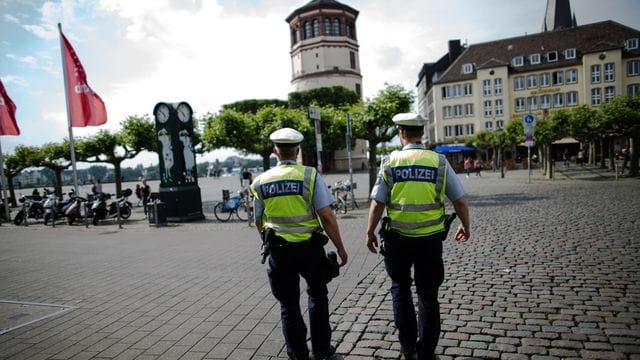 Polizisten gehen in der Altstadt in Düsseldorf Streife (Symbolbild): Hier kam es zu Auseinandersetzungen mit Jugendlichen. Polizisten gehen in der Altstadt in Düsseldorf Streife (Symbolbild): Hier kam es zu Auseinandersetzungen mit Jugendlichen.