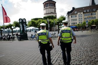 Polizisten gehen in der Altstadt in Düsseldorf Streife (Symbolbild): Hier kam es zu Auseinandersetzungen mit Jugendlichen.
