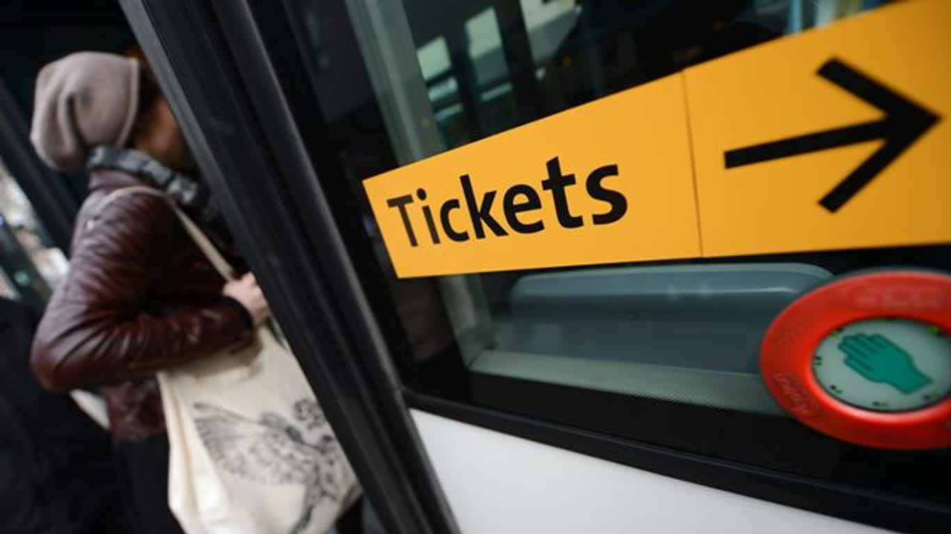 Ein Aufkleber mit der Aufschrift "Tickets" ist an einem Bus angebracht (Symbolbild): Im Erfurter Nahverkehr werden die Preise erhöht.