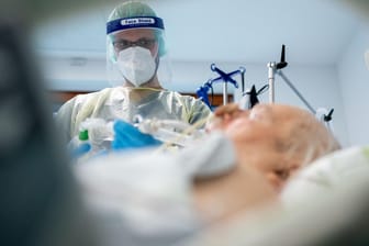 Pfleger und beatmeter Patient auf der Intensivstation: Die Krankenhäuser kommen der Belastungsgrenze immer näher – oder haben sie schon erreicht.