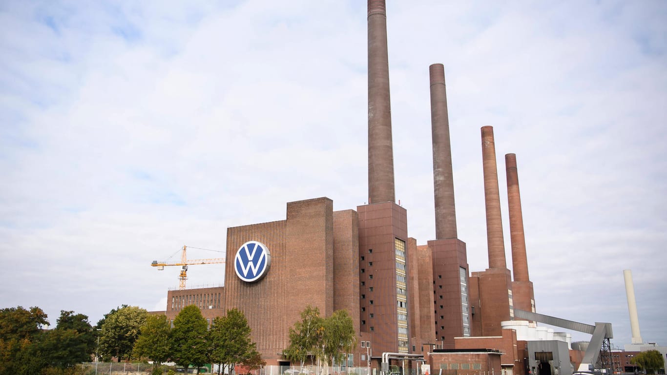 Blick auf das Volkswagen Stammwerk in Wolfsburg: Der Autobauer plant hier, ein eigenes Corona-Impfzentrum einzurichten.