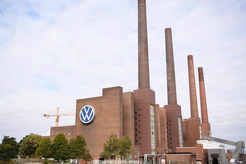 Blick auf das Volkswagen Stammwerk in Wolfsburg: Der Autobauer plant hier, ein eigenes Corona-Impfzentrum einzurichten.