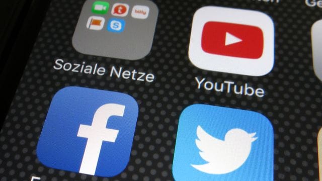 Facebook oder Youtube betonen stets, dass sie Terrorinhalte inzwischen in vielen Fällen binnen weniger Minuten löschen - und noch bevor irgendjemand sie sieht. Facebook oder Youtube betonen stets, dass sie Terrorinhalte inzwischen in vielen Fällen binnen weniger Minuten löschen - und noch bevor irgendjemand sie sieht.