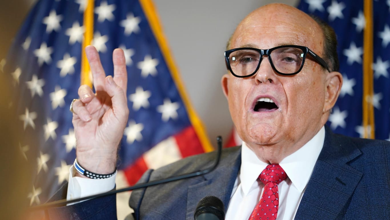 Rudy Giuliani kann nach seiner Corona-Infektion das Krankenhaus schon wieder verlassen: Er erhielt ein spezielles Corona-Medikament.