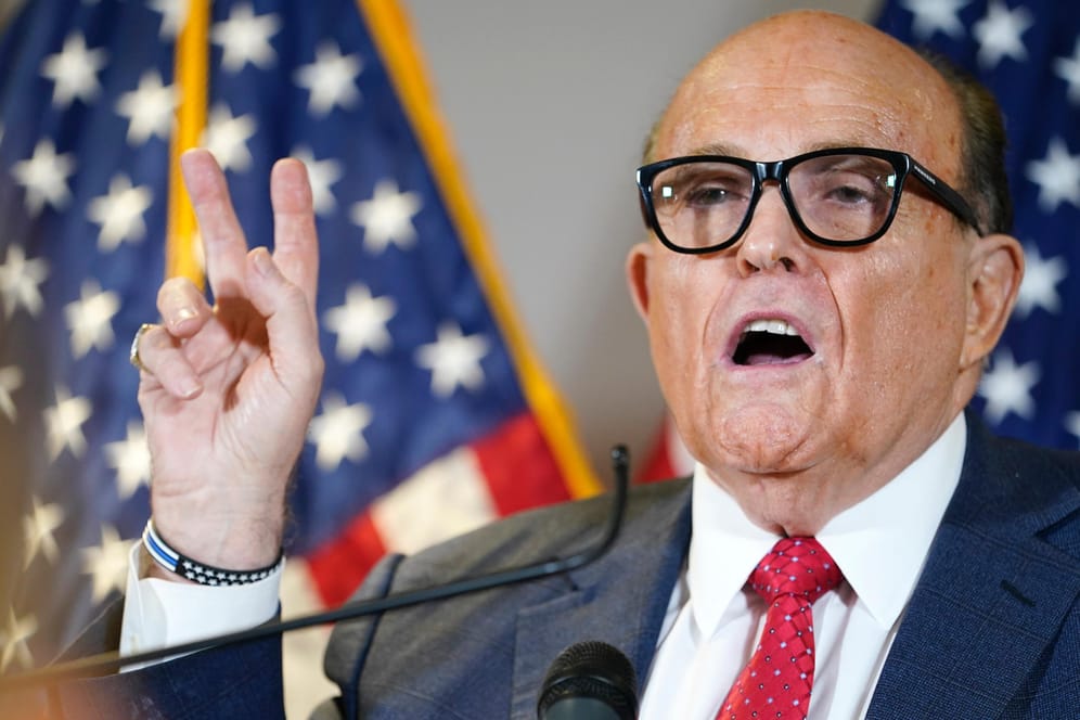 Rudy Giuliani kann nach seiner Corona-Infektion das Krankenhaus schon wieder verlassen: Er erhielt ein spezielles Corona-Medikament.