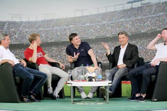 Fußballtalk Doppelpass mit Sportmoderator Thomas Helmer (mi.), Jürgen Raab (2.v. li.), Oliver Pocher (2.v.re.), Christan Müller und Ex-Fußballer Steffen Freund: 2015 übernahm Helmer die Sendung.