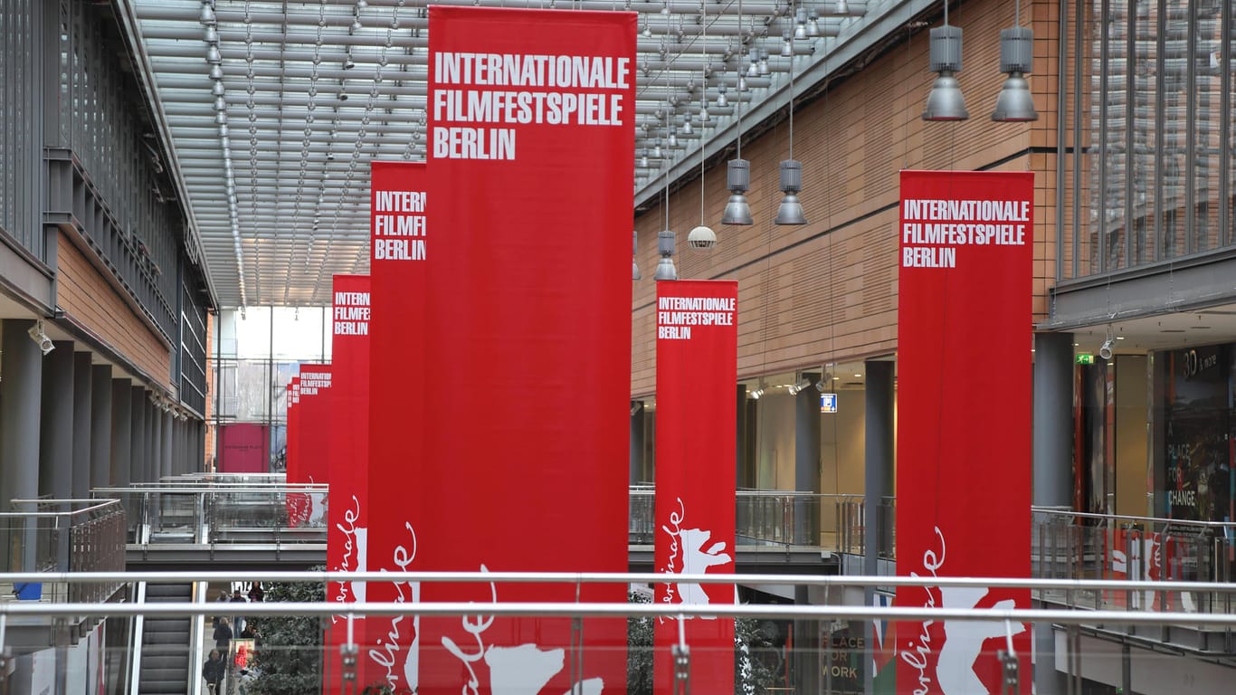 Berlinale-Banner hängen in den Potsdamer-Platz-Arcaden: Das Filmfestival ist für Februar 2021 geplant – das könnte sich aber noch ändern.