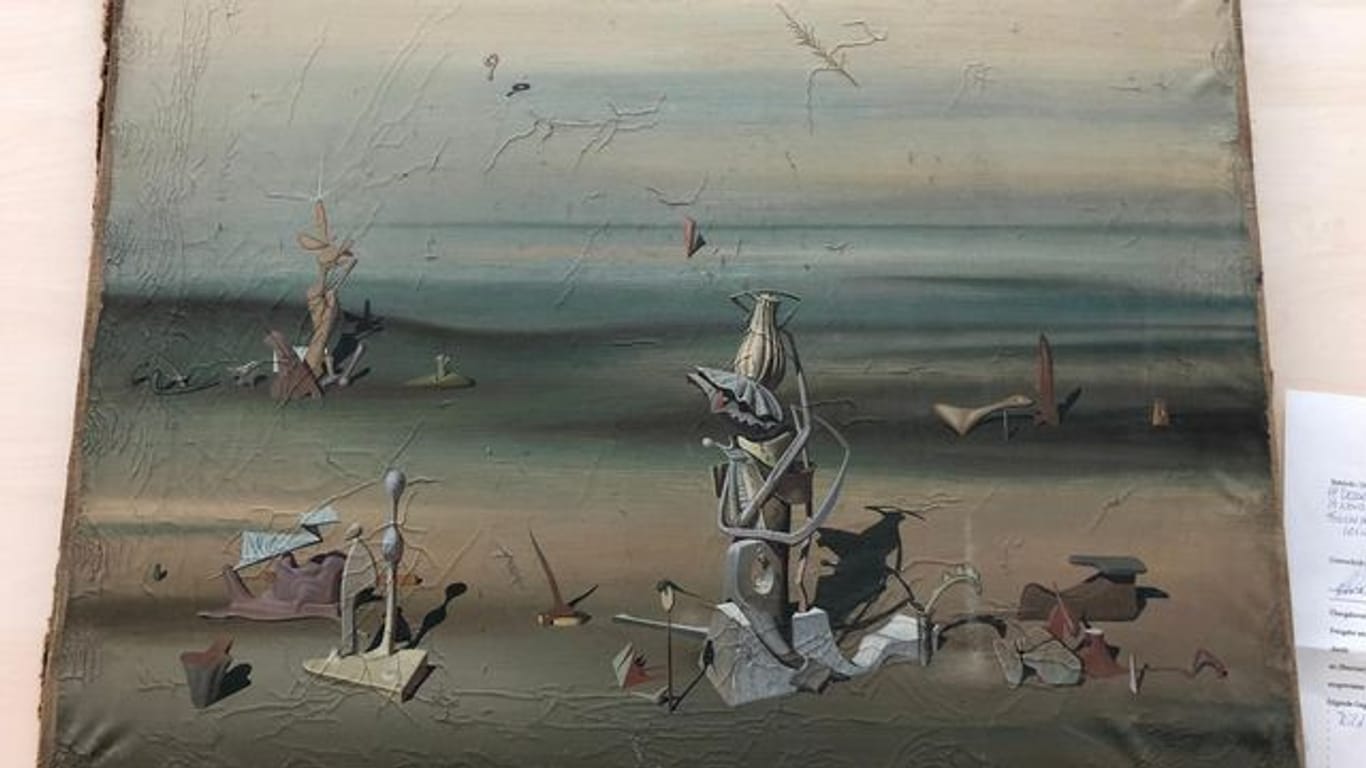 Das Gemälde des surrealistischen französischen Malers Yves Tanguy (1900-1955) hat die Polizei am Düsseldorfer Flughafen aus dem Altpapier gerettet.