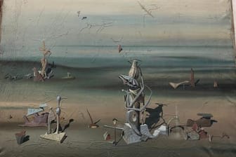 Das Gemälde des surrealistischen französischen Malers Yves Tanguy (1900-1955) hat die Polizei am Düsseldorfer Flughafen aus dem Altpapier gerettet.