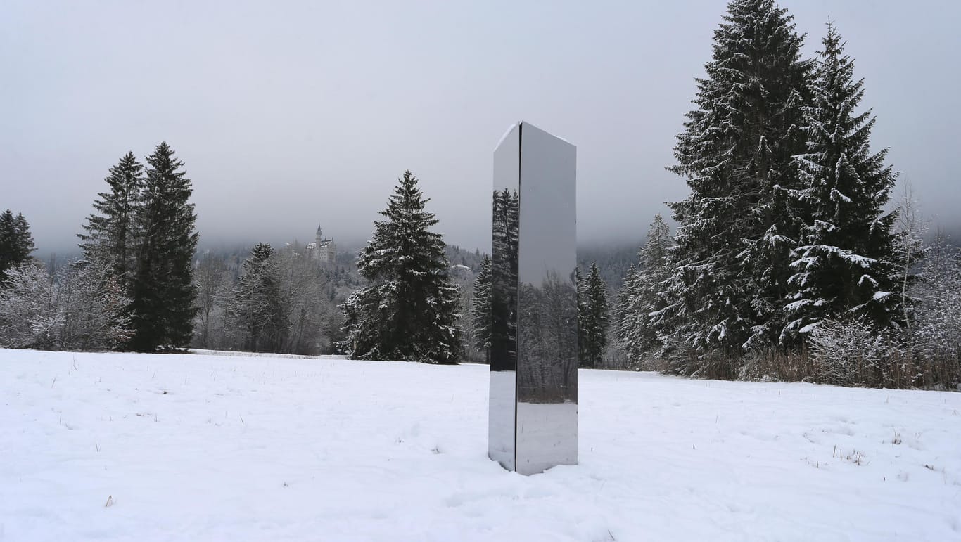 Schwangau: Ein Monolith aus Metall steht unterhalb des Schlosses Neuschwanstein auf einer Wiese im Schnee.