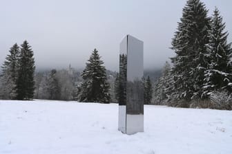 Schwangau: Ein Monolith aus Metall steht unterhalb des Schlosses Neuschwanstein auf einer Wiese im Schnee.