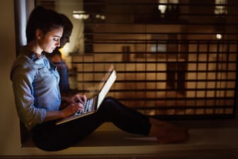 Frau am heimischen Laptop: Rechtfertigt allein das Anbieten einschlägiger Dienste eine Kündigung? (Symbolfoto)