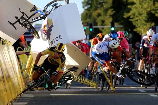 Im Profi-Radsport kommt es immer wieder zu schweren Stürzen, wie hier auf der Ziellinie bei der Polen-Rundfahrt.