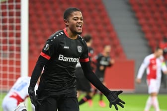 Bayer Leverkusens Leon Bailey jubelt nach seinem Tor zum frühen 1:0 im Spiel gegen Slavia Prag.