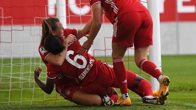 Die Spielerinnen des FC Bayern München feiern einen Treffer.