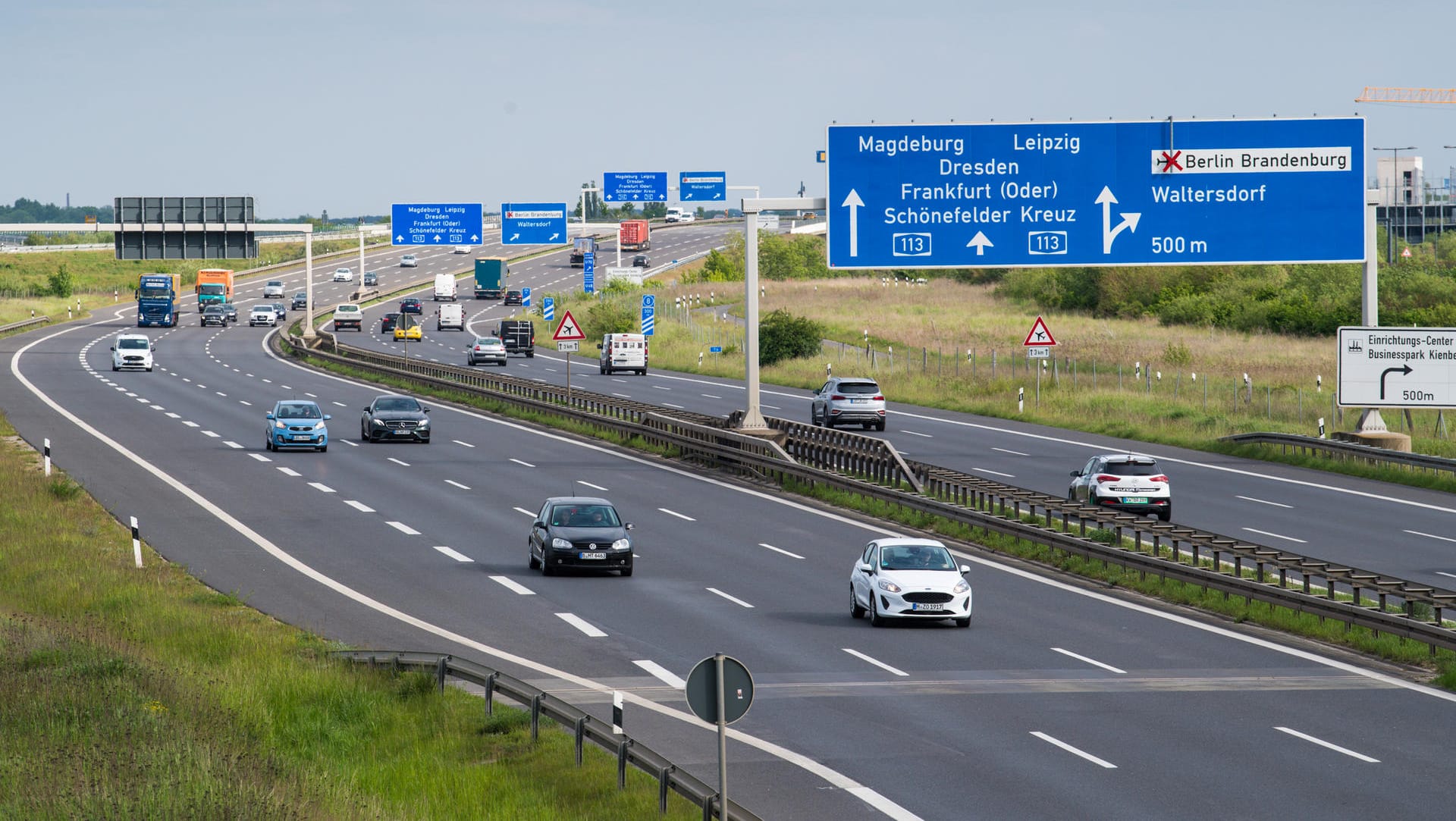 Autobahnverkehr in Deutschland (Symbolbild): Durch Schneefall ist eine Öl-Pipeline nach Süddeutschland unterbrochen. Autobahnverkehr in Deutschland (Symbolbild): Durch Schneefall ist eine Öl-Pipeline nach Süddeutschland unterbrochen.