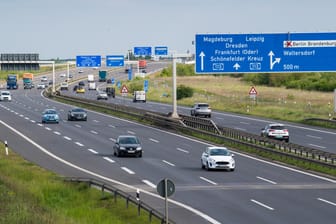 Autobahnverkehr in Deutschland (Symbolbild): Durch Schneefall ist eine Öl-Pipeline nach Süddeutschland unterbrochen.