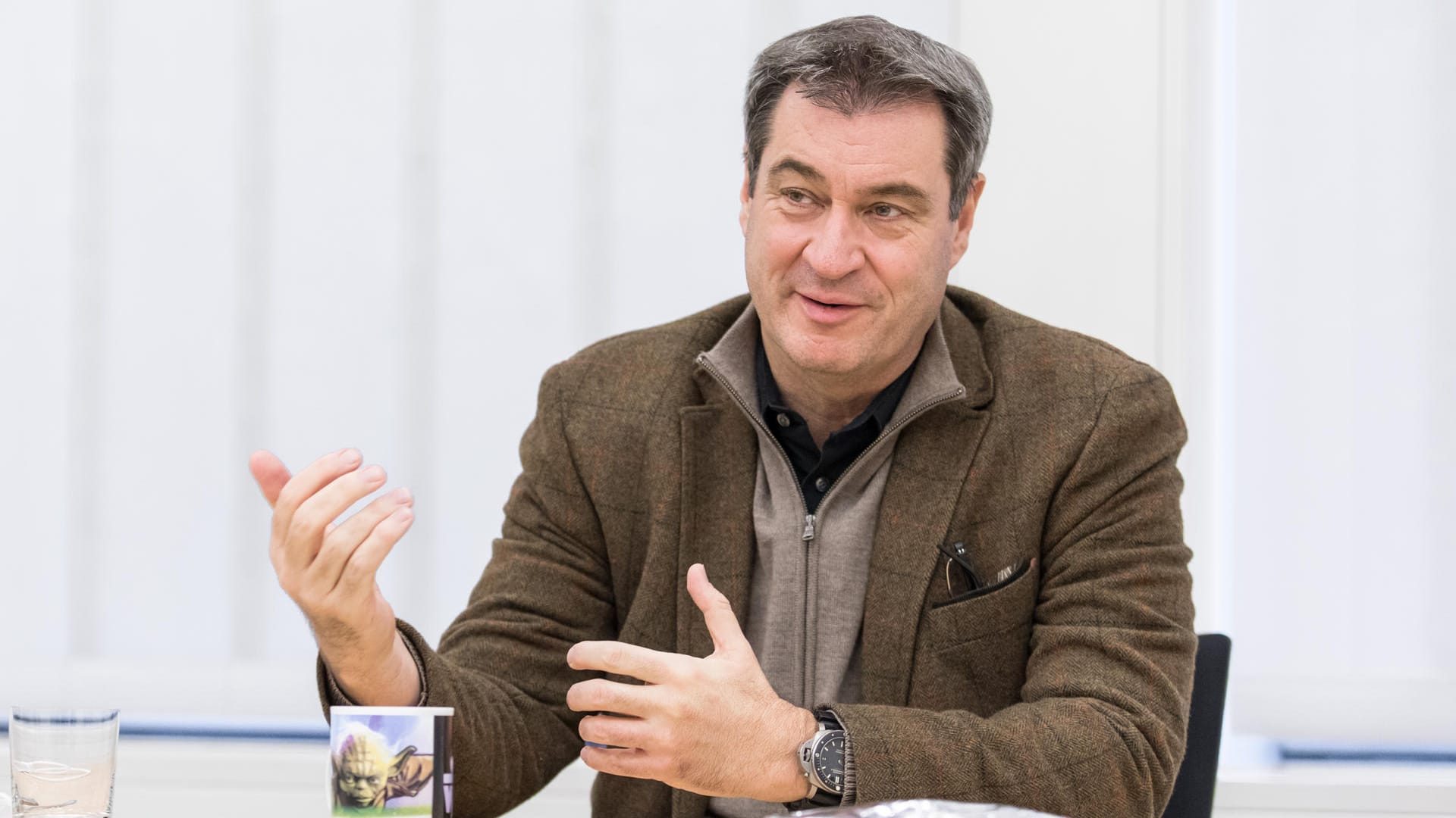 "Wir wollen zeigen, dass eine moderne Demokratie genauso gut das Virus bekämpfen kann": Markus Söder im Heimatministerium in Nürnberg.