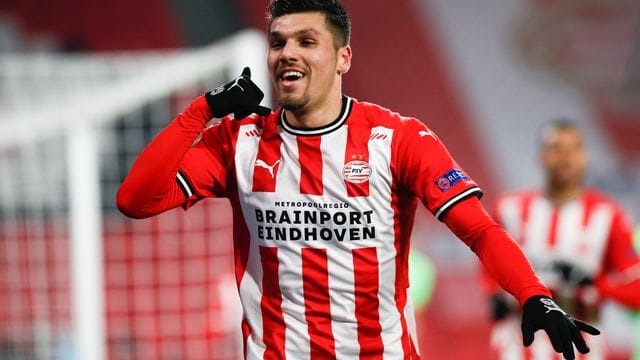 Joel Piroe vom PSV feiert den dritten Treffer seiner Mannschaft.