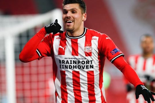 Joel Piroe vom PSV feiert den dritten Treffer seiner Mannschaft.