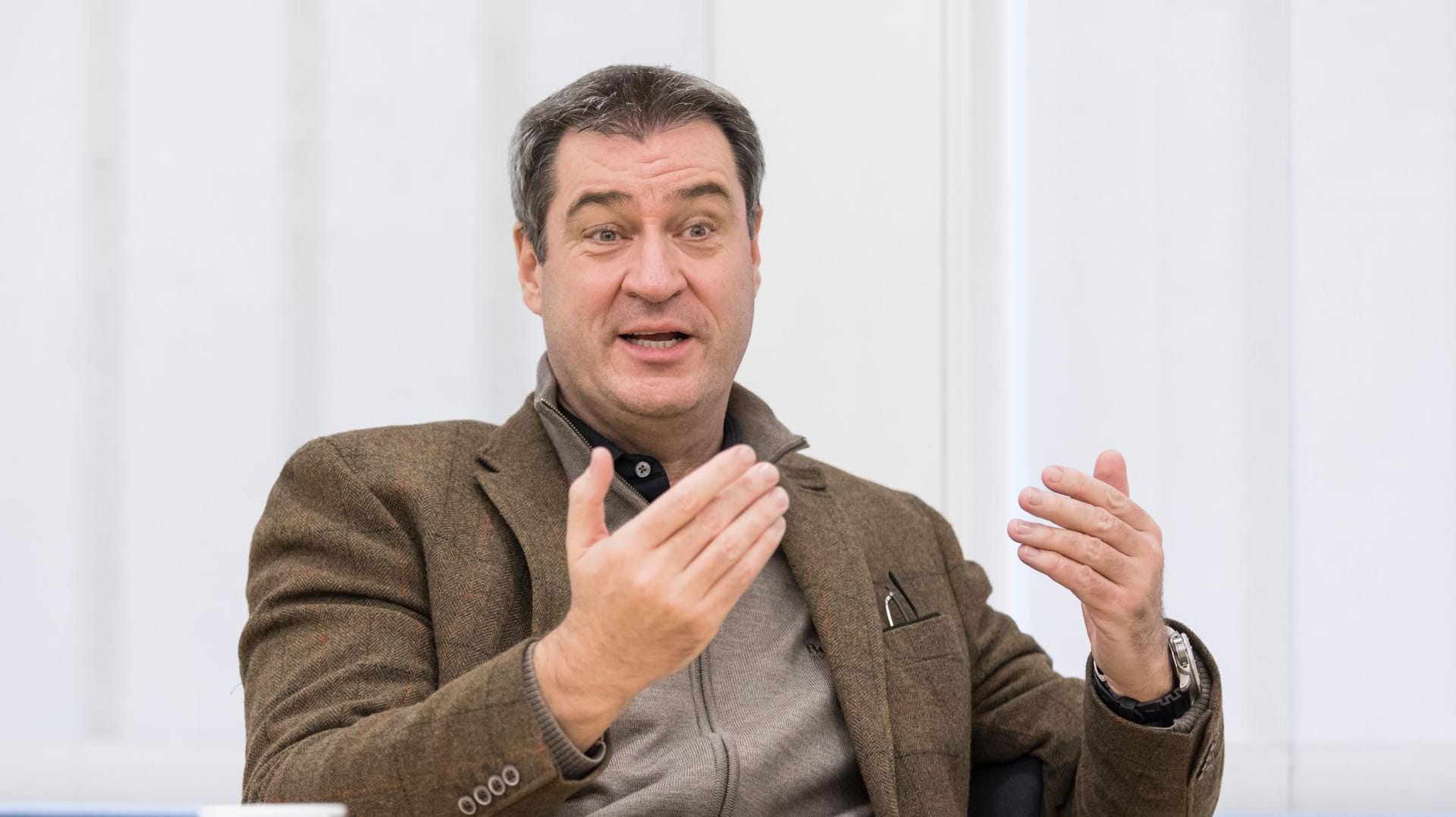 "Aktuell gehen zwei Viren durchs Land: Das eine ist das Coronavirus, das andere ist das Virus der Verunsicherung und Hetze", sagt Markus Söder.