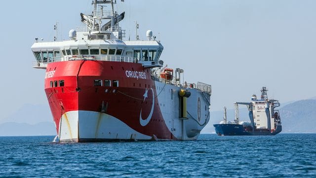 Das türkische Forschungsschiff "Oruc Reis" ankert vor der Küste.