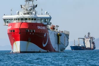 Das türkische Forschungsschiff "Oruc Reis" ankert vor der Küste.