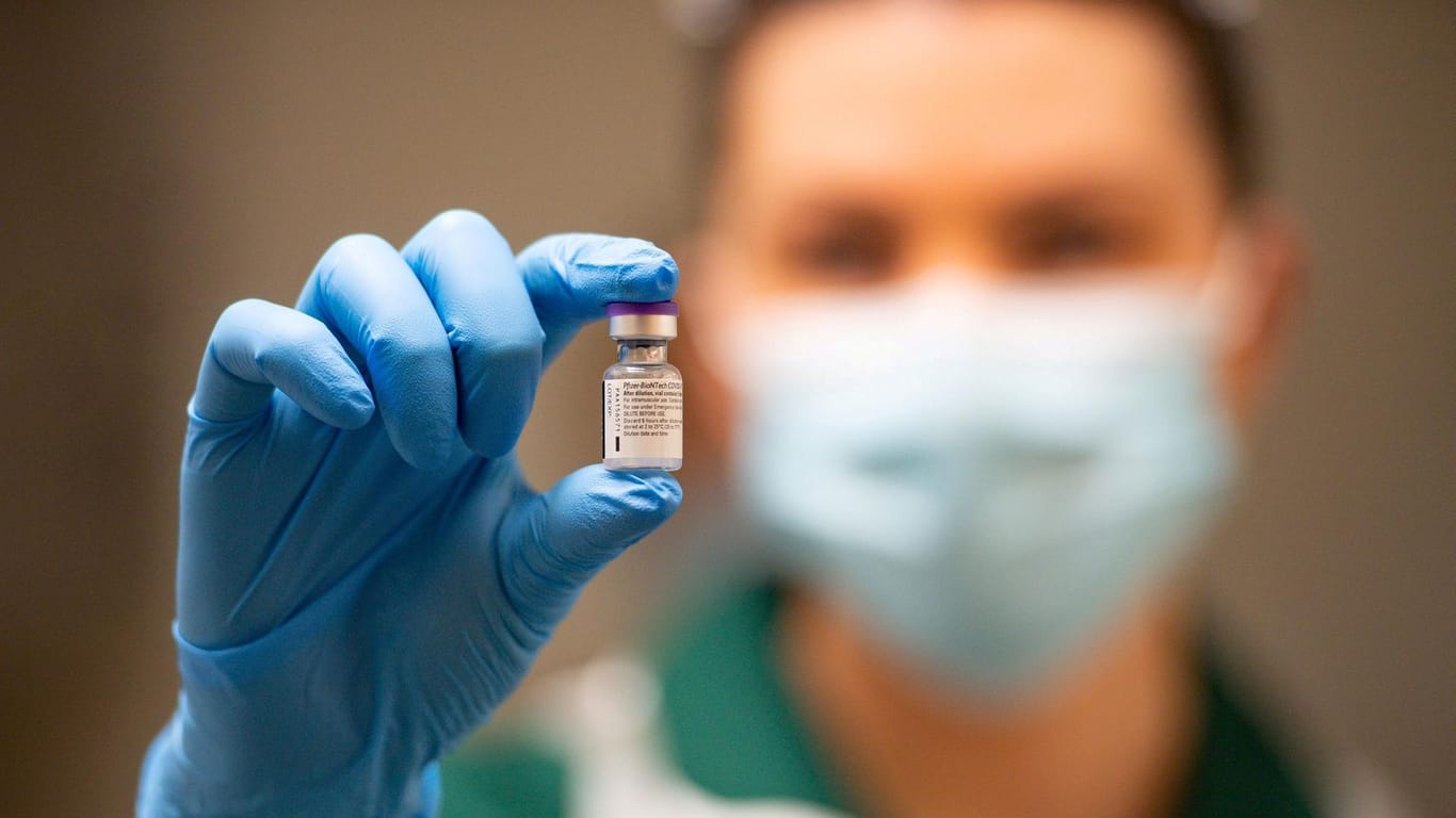 Eine Ampulle mit dem Impfstoff von Pfizer und Biontech: In den USA könnte es schon bald eine Notfallzulassung geben.