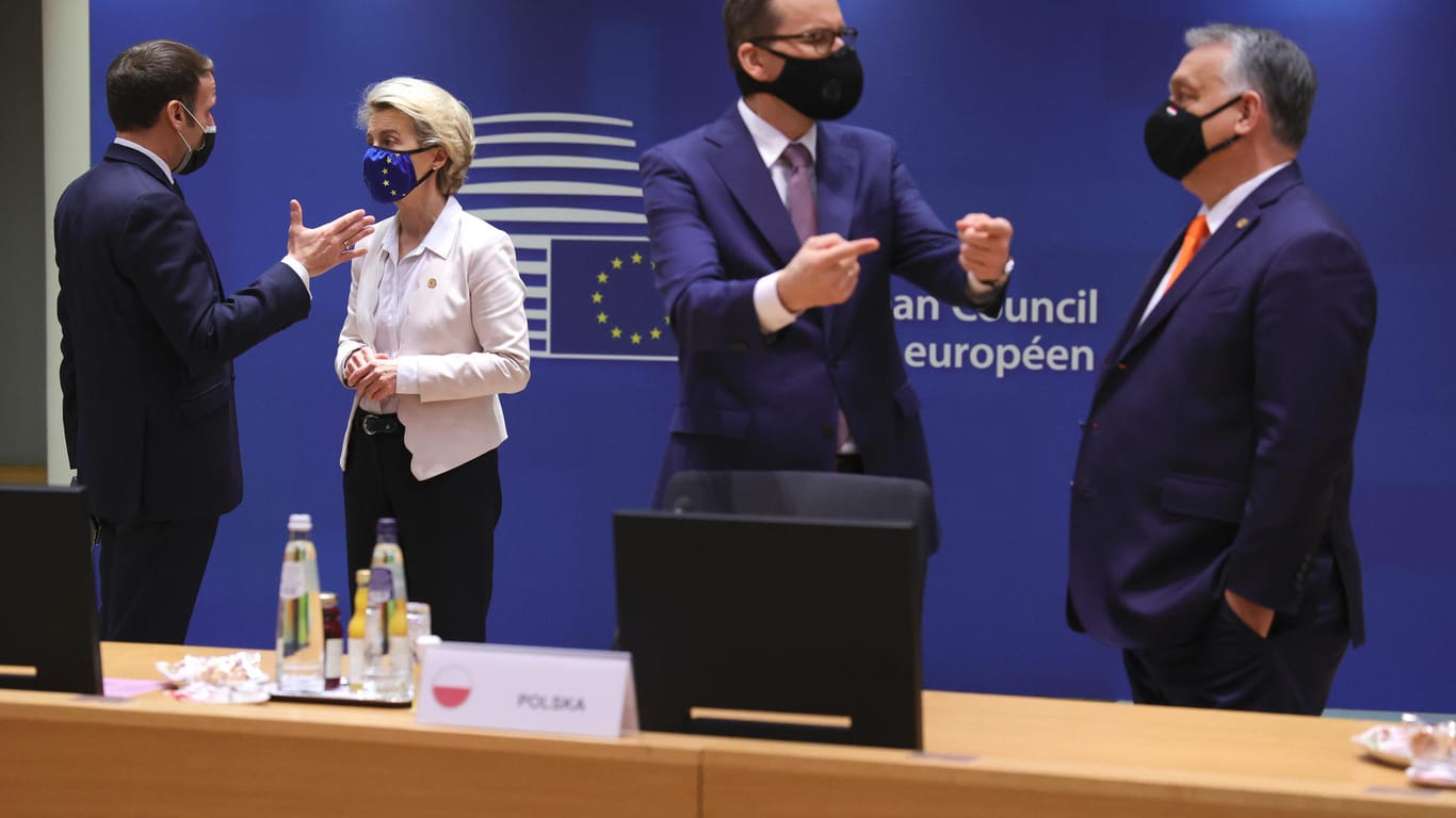 EU-Entscheider Macron, von der Leyen, Morawiecki, Orban.