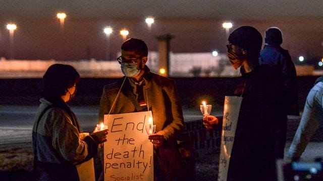 Menschen protestieren gegen die Hinrichtung von Brandon Bernard. Menschen protestieren gegen die Hinrichtung von Brandon Bernard.