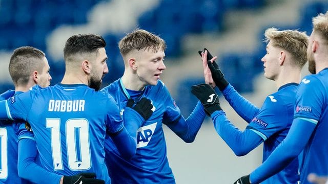 Hoffenheims Torschütze Maximilian Beier (M) jubelt mit seinen Mannschaftskollegen über das Tor zum 3:0. Hoffenheims Torschütze Maximilian Beier (M) jubelt mit seinen Mannschaftskollegen über das Tor zum 3:0.