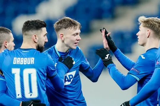 Hoffenheims Torschütze Maximilian Beier (M) jubelt mit seinen Mannschaftskollegen über das Tor zum 3:0.