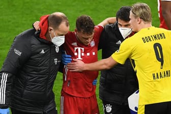 Joshua Kimmich: Im Topspiel gegen den BVB verletzte sich der Nationalspieler schwer am Knie, wurde unter anderem von Erling Haaland getröstet (re.).