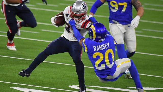 Jalen Ramsey (vorne r) von den Los Angeles Rams versucht, Damien Harris von den New England Patriots zu blocken. Jalen Ramsey (vorne r) von den Los Angeles Rams versucht, Damien Harris von den New England Patriots zu blocken.